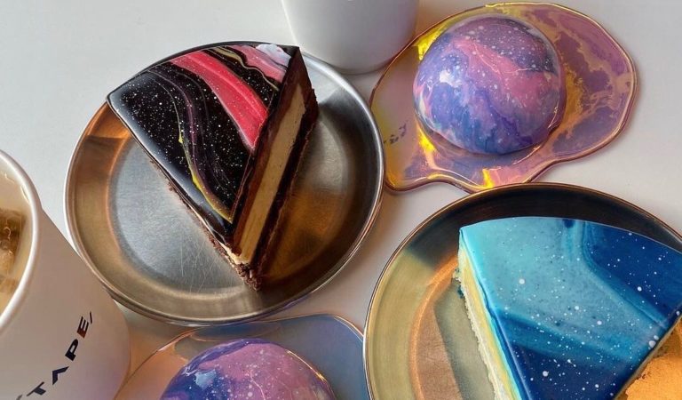 吃下一口絕美小宇宙！　韓咖啡廳推「漸層星球蛋糕」　「夢幻配色+多變口味」韓妞都在搶打卡！