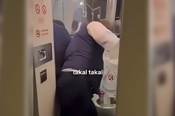 長途飛15個小時「機上廁所突故障」　空服員被迫手挖穢物畫面曝